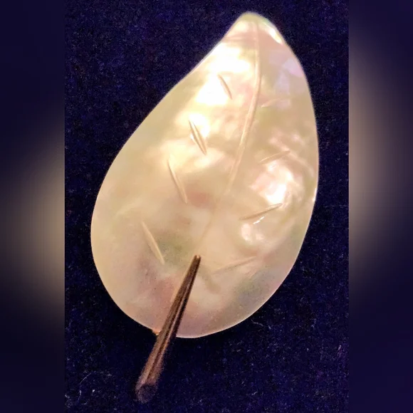 Vintage Western Germany Mother of Pearl Leaf Brooch - Picture 3 of 7